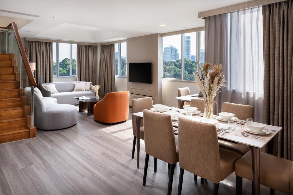 新加坡Park Avenue Clemenceau的用餐室以及带桌椅的起居室。