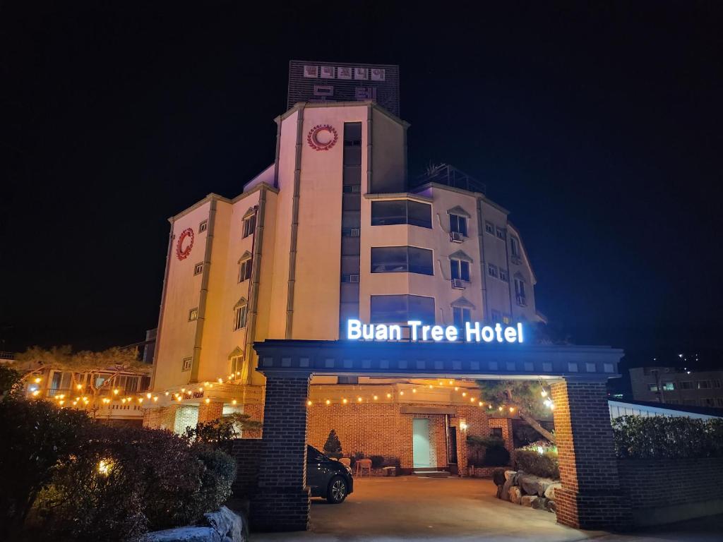 扶安Buan Tree California Hotel的一座建筑,上面有读取烧树酒店的标志