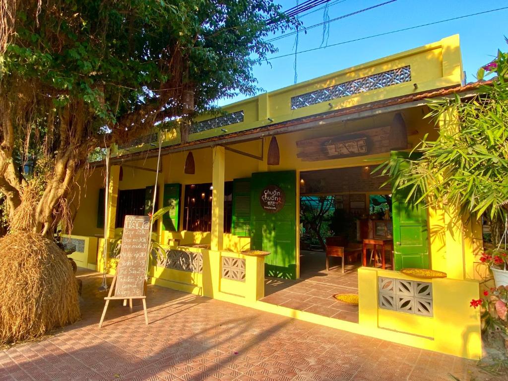 河内Elephant's House - Đường Lâm Homestay的黄色餐厅,前面有标志