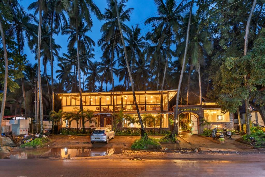 果阿旧城Le dando Beach Resort by Orion Hotels的棕榈树中间的夜晚房子