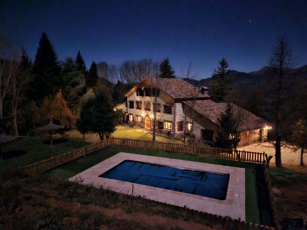 Vallfogona de RipollesCan Blau的享有带游泳池的房屋的空中景致