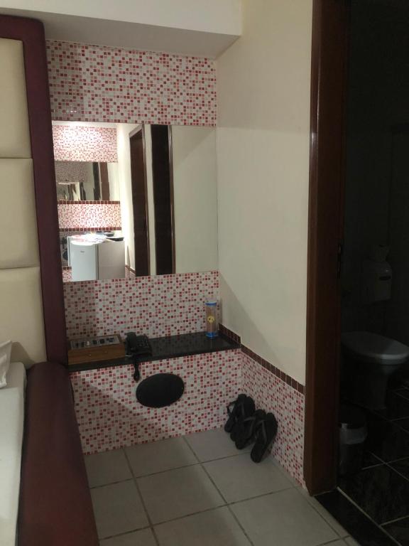 科拉蒂纳Motel Las Vegas - Colatina的一间带水槽和镜子的浴室