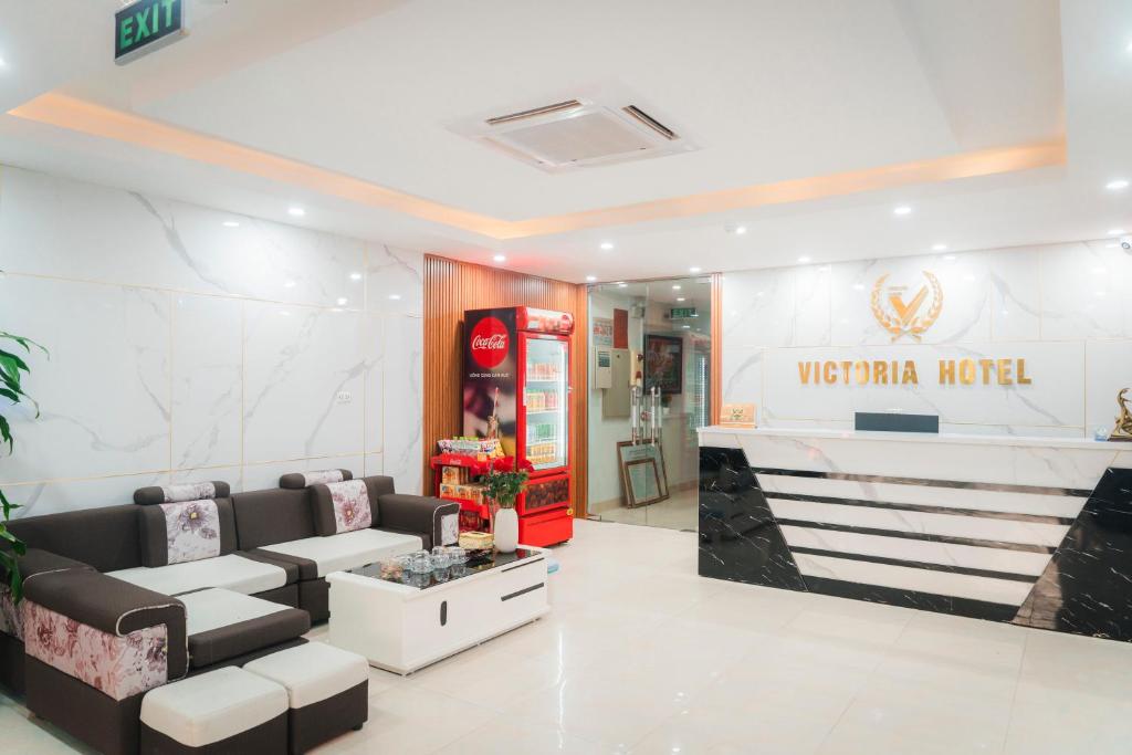 河内Victoria Hotel Me Tri的一间配有沙发和商店的豪华酒店的大堂