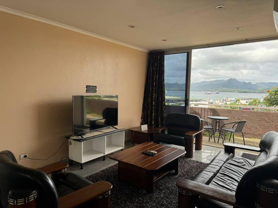 苏瓦SBs Apartment的客厅配有电视、沙发和桌子
