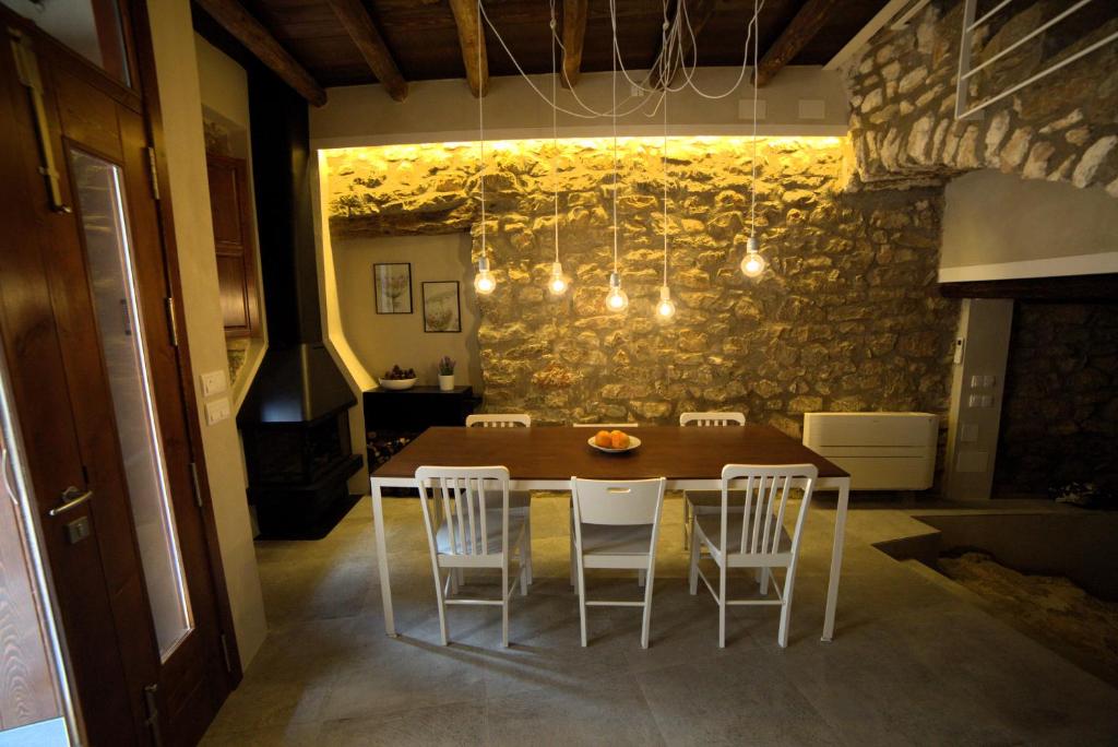 SalsadellaCal Matiner Casa Rural ***的一间带桌子和白色椅子的用餐室