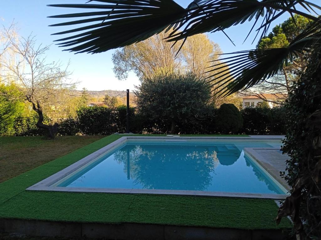 多尔梅莱托Margot Ca Bianca Dormelletto Lago Maggiore的一座房子的院子内的游泳池