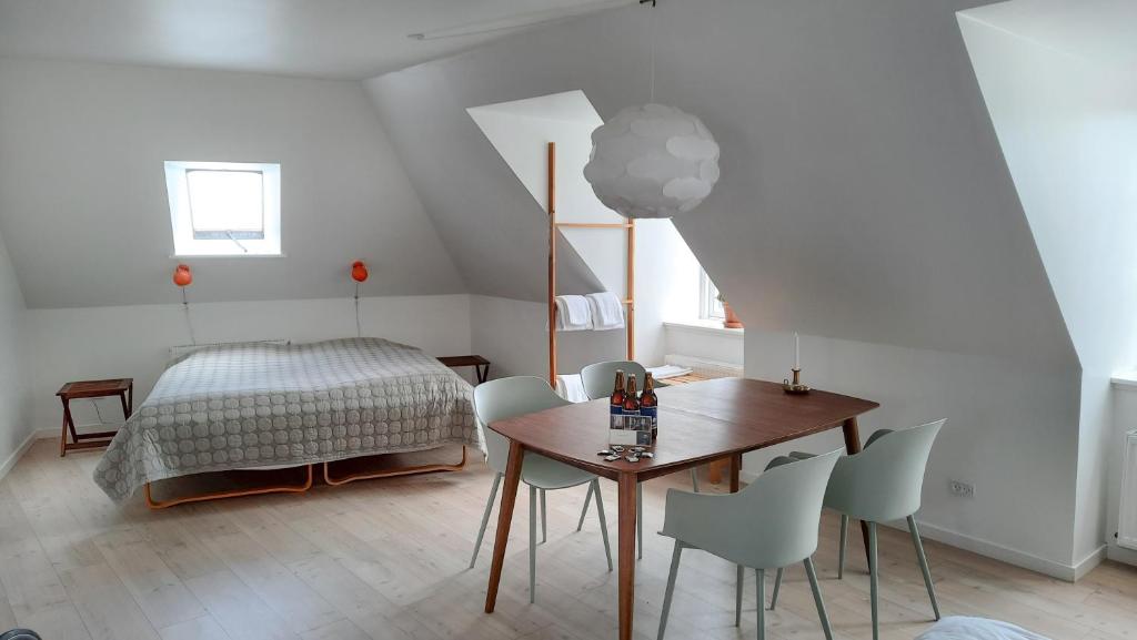 艾勒斯克宾Aroma Guesthouse的配有桌椅和床的房间