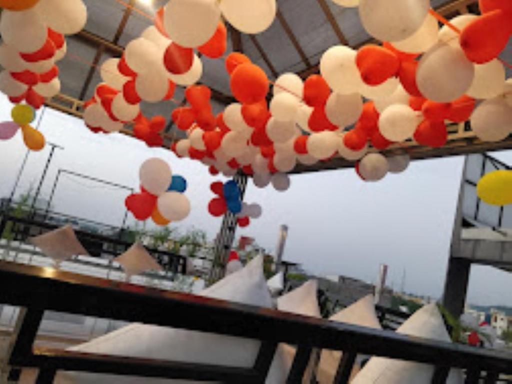 SāgarHotel 100 Blu Madhya Pradesh的悬挂在天花板上的一大堆色彩缤纷的气球