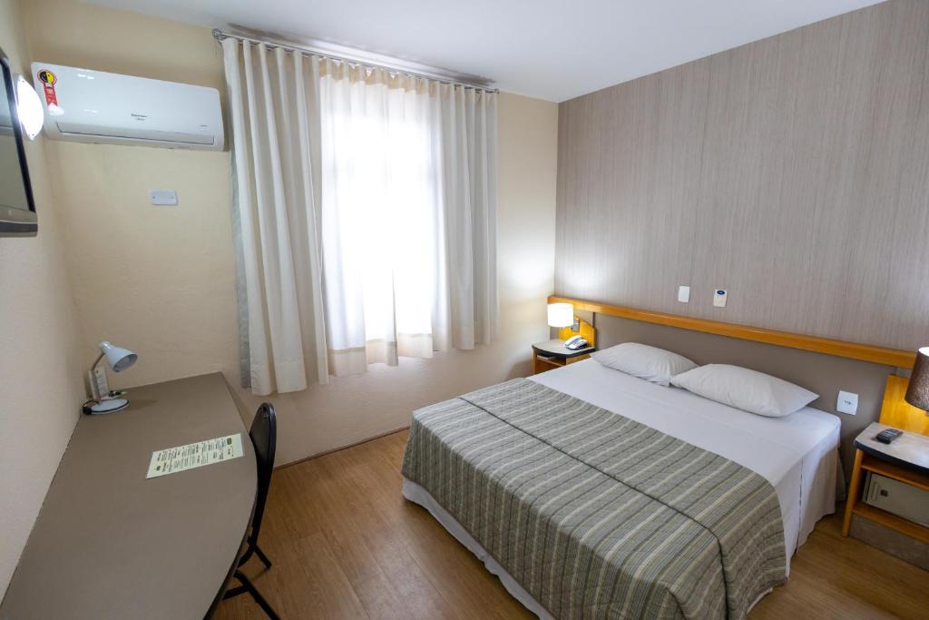 瓜鲁柳斯瓜鲁柳斯黑貂酒店的酒店客房设有床和窗户。