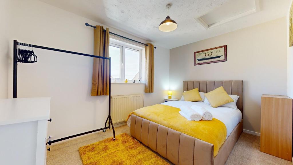 MiltonCosy 2 double bed property in Milton的一间卧室配有一张黄色毯子床