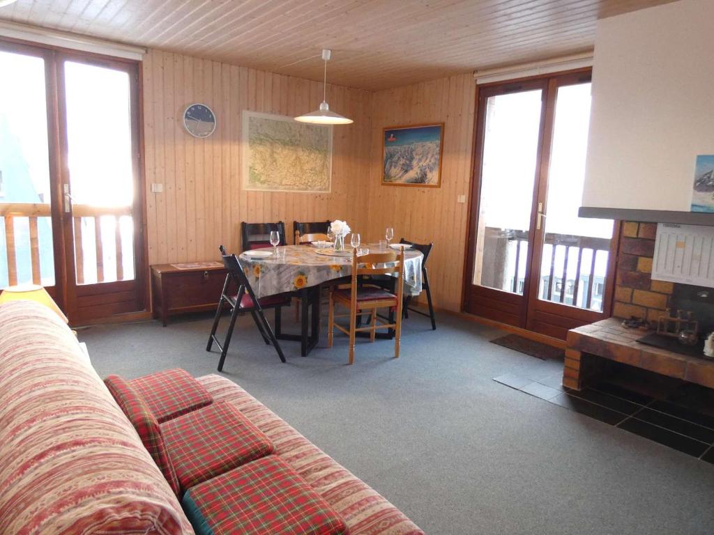 圣拉里苏朗Appartement Saint-Lary-Soulan, 3 pièces, 6 personnes - FR-1-457-243的客厅配有桌子和沙发