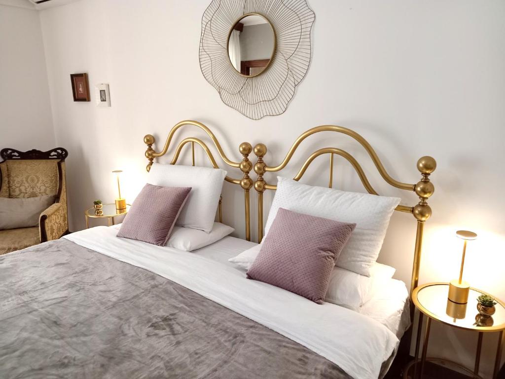 萨萨里莱特莱斯塔西维特住宿加早餐旅馆的一间卧室配有一张带紫色枕头和镜子的床