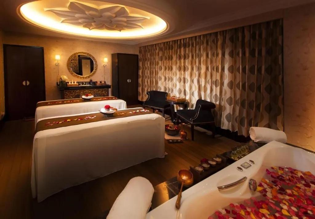 Kampong Gadong JayaNinja's Sweet Home的酒店客房设有一张大床和一张桌子。
