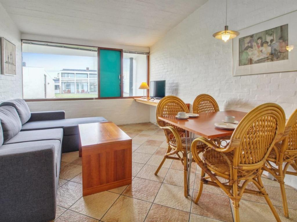拉科克Apartment Gunnlaug - 500m from the sea in Western Jutland by Interhome的客厅配有沙发和桌椅