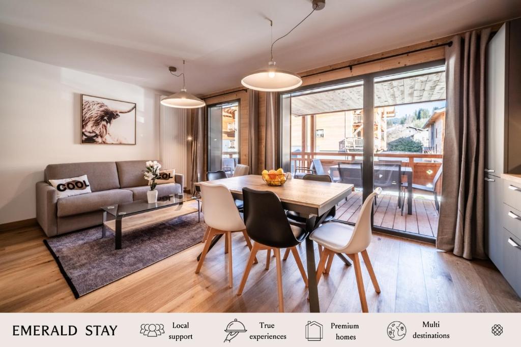 莱热Apartment Clematis Les Gets- BY EMERALD STAY的客厅配有桌子和沙发