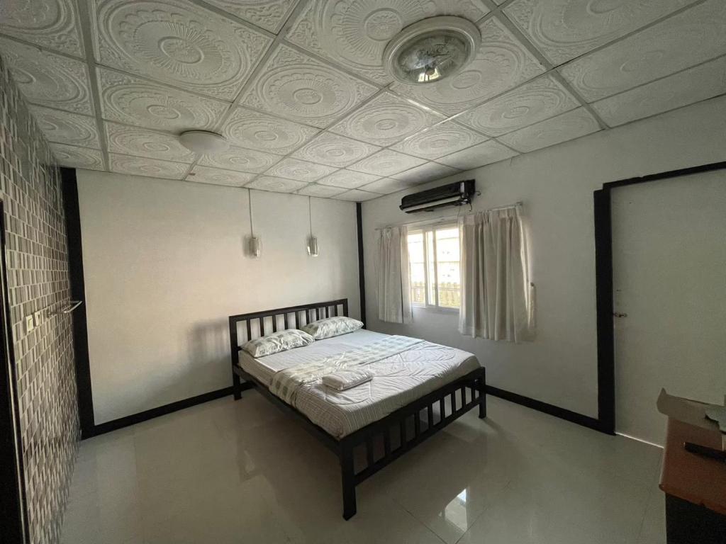 占那县LSN Mansion的一间卧室设有一张床和天花板