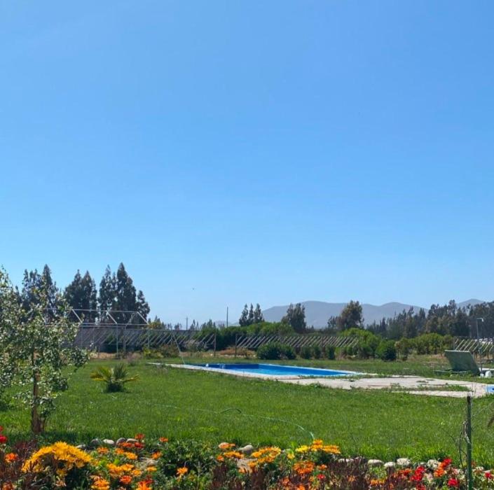 拉塞雷纳Fogones del Valle的一个带游泳池和鲜花的花园