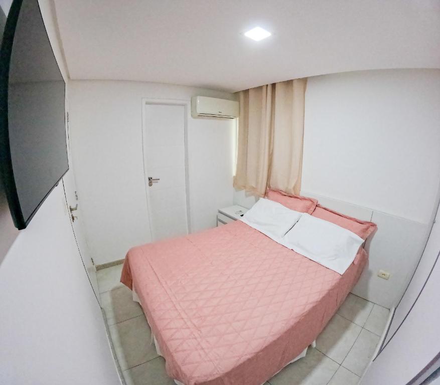 嘎林海斯港casa de veraneio - casa 9 - condomínio azul mar - Porto de Galinhas的一间小卧室,配有粉红色的床和窗户