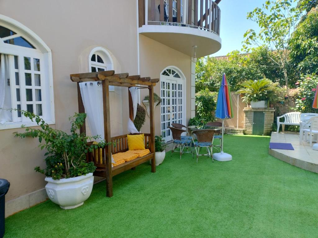 佩尼亚Casa da Oma的一个带绿草和秋千的庭院