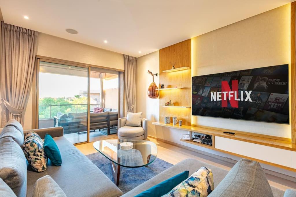 马拉喀什PO 10 by Majestic Properties的带沙发和电视的客厅