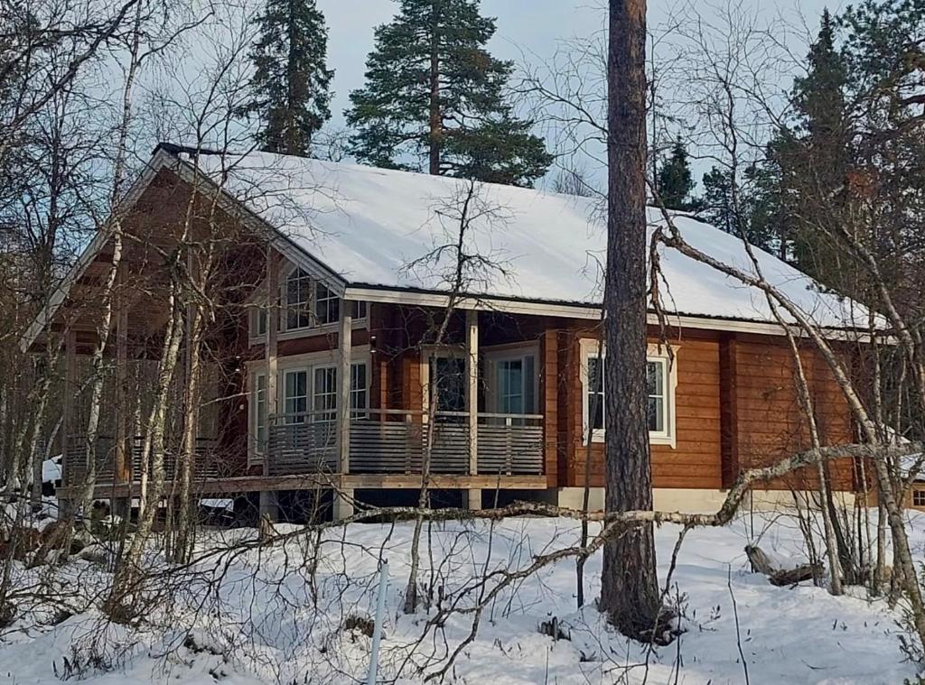 基蒂莱Villa Länsitaalo的小木屋,屋顶上积雪