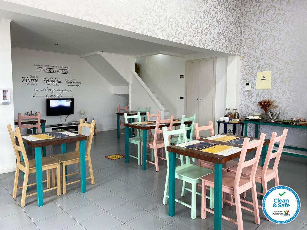 蓬塔德尔加达古老广场亚速尔旅馆的一间带桌椅和电视的餐厅