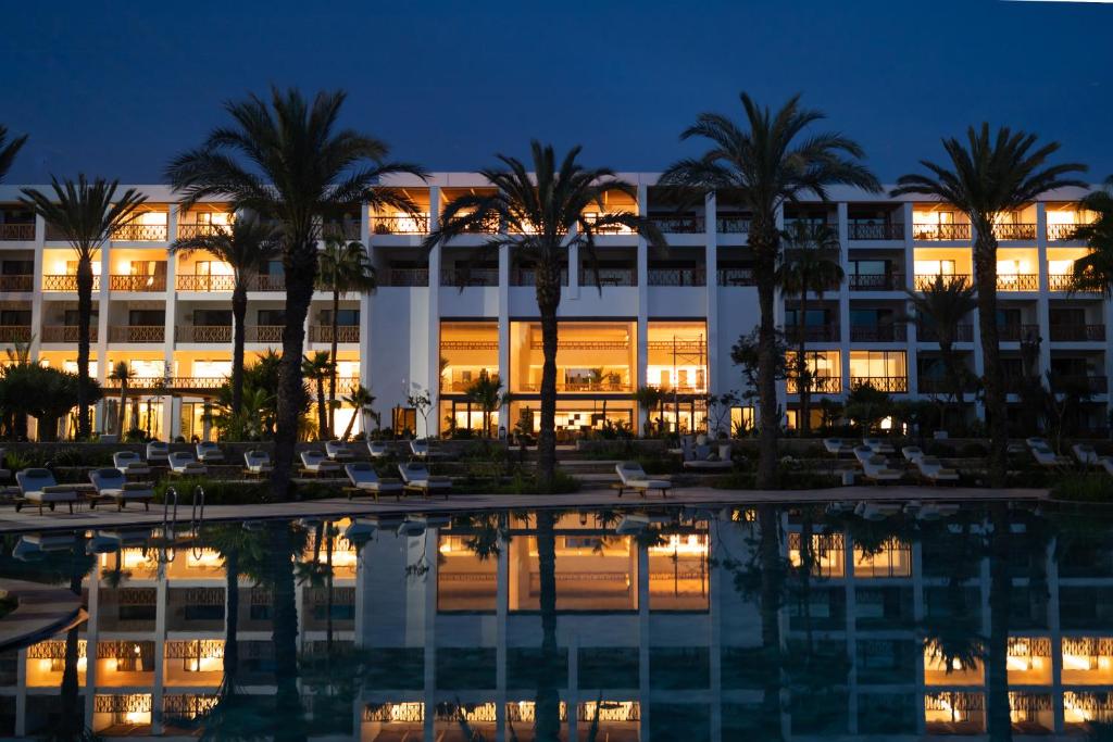 阿加迪尔The View Agadir的棕榈树在游泳池前的酒店