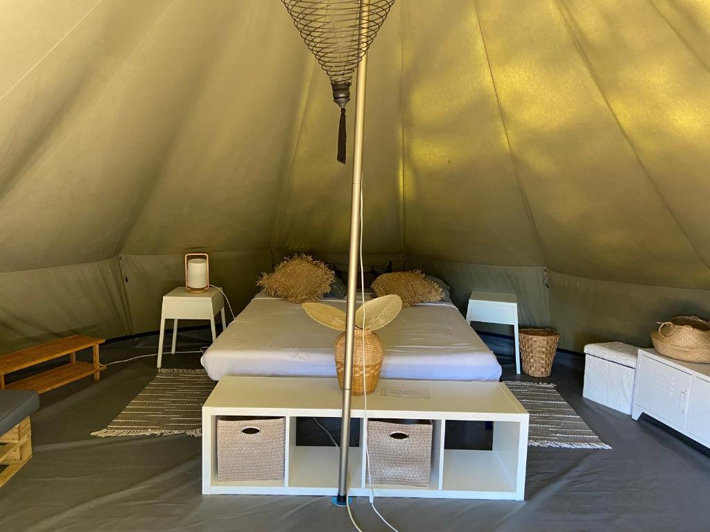迈兹Saint Paul le Marseillais Tentes Equippees Hébergements Insolites Lodges的帐篷内带两张床的房间
