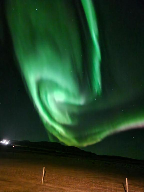 博尔加内斯Mófellsstaðakot的天空中北极光的图像