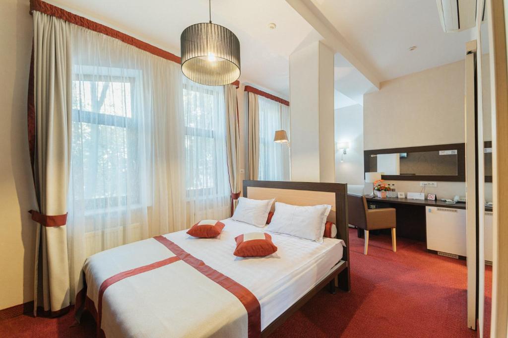 敖德萨皇家宫殿精品酒店 的一间卧室配有一张床和一张书桌