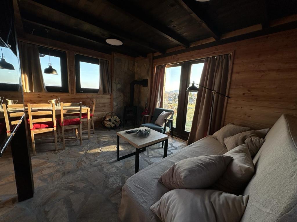 SopotOzoni & Sauna的客厅配有沙发和桌子