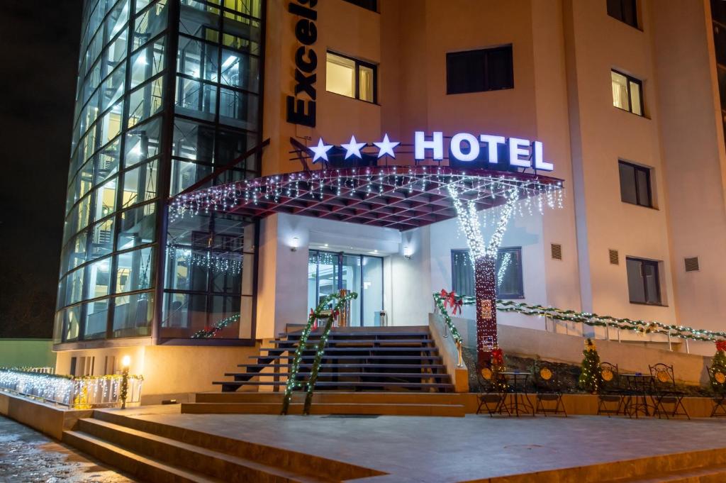 蒂米什瓦拉Hotel Excelsior的前面有圣诞标志的酒店