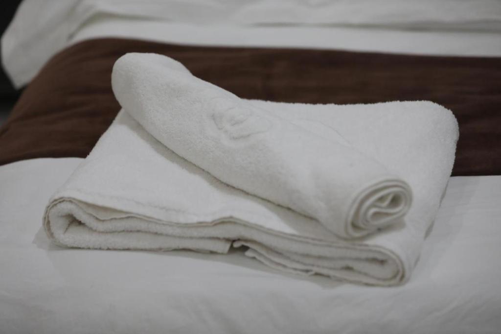 努瓦克肖特Urban Hotel Nouakchott的床上一堆白色毛巾
