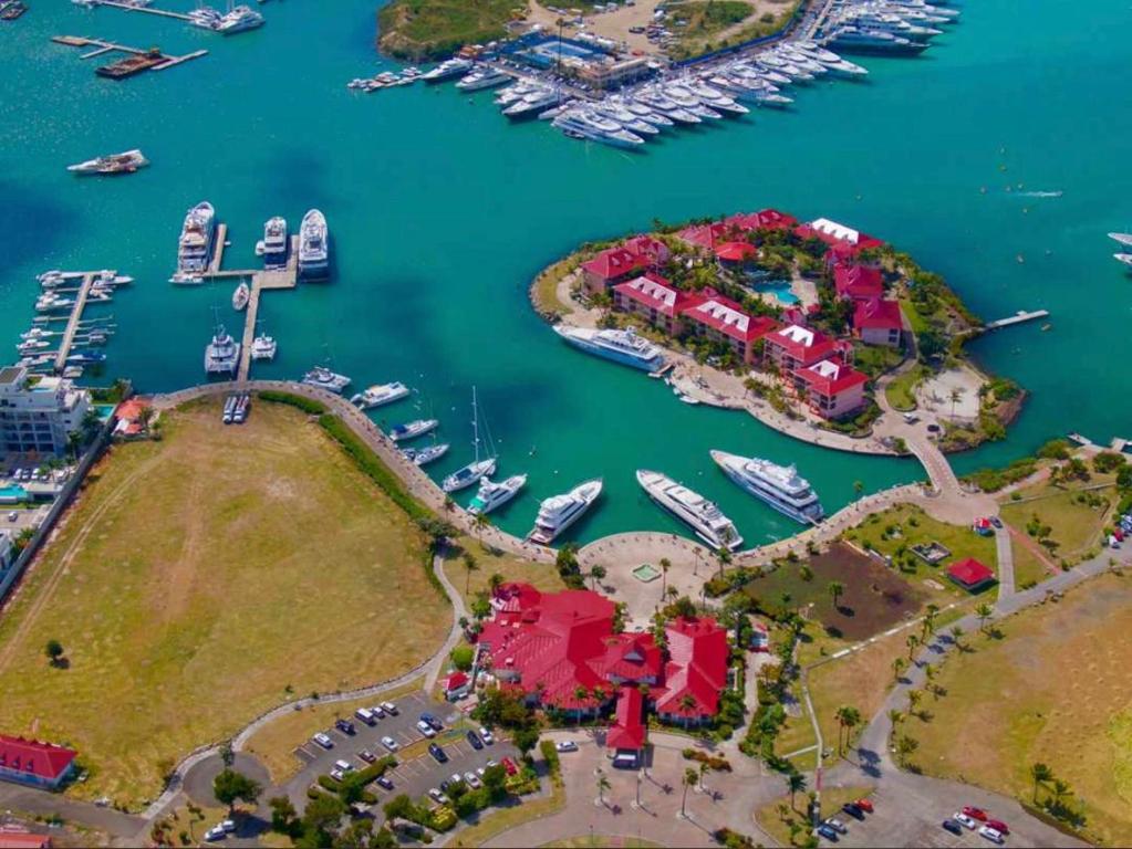 菲利普斯堡Port de Plaisance Resort, Trademark Collection by Wyndham的享有码头的空中景色,在水中划船