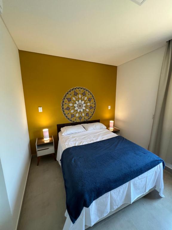 帕拉蒂Casa Beija-Flor的一间卧室设有一张大床和黄色的墙壁