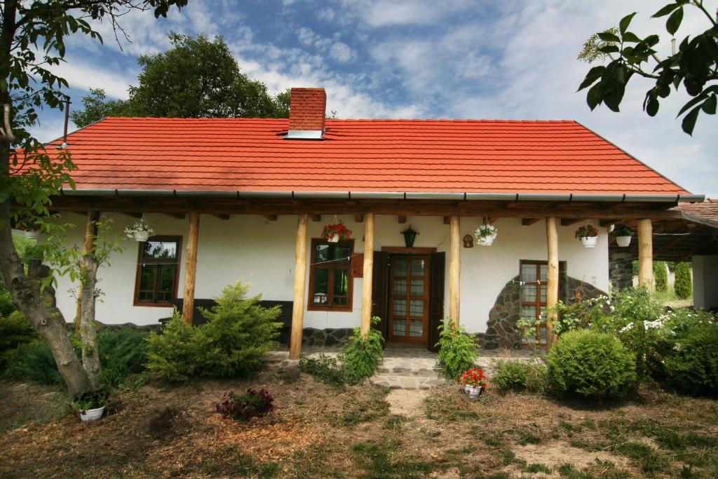 FelsőtoldBableves Vendégház的一座白色的小房子,拥有橙色的屋顶