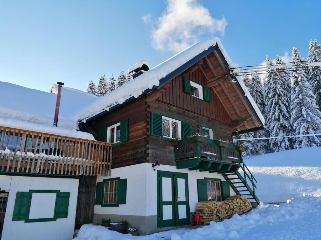 格绍Ferienhaus Asterbach的雪地小木屋
