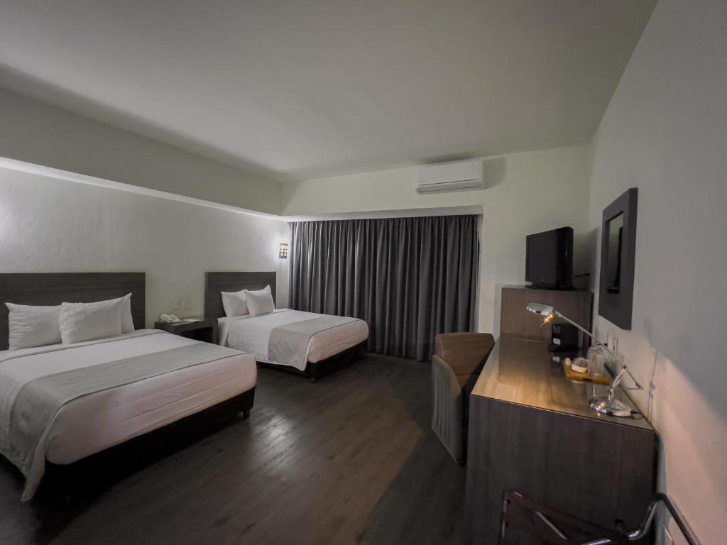 墨西哥城阿罗普维尔酒店的酒店客房设有两张床和电视。