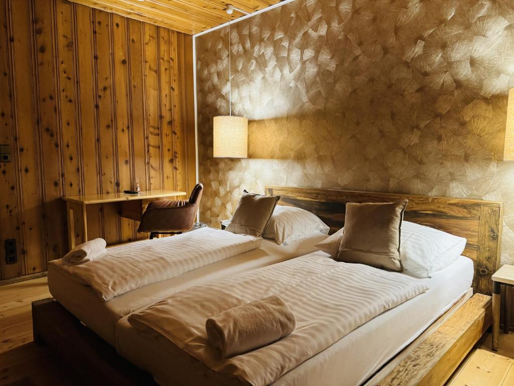 柏林奈斯特酒店的一间卧室,配有两张床