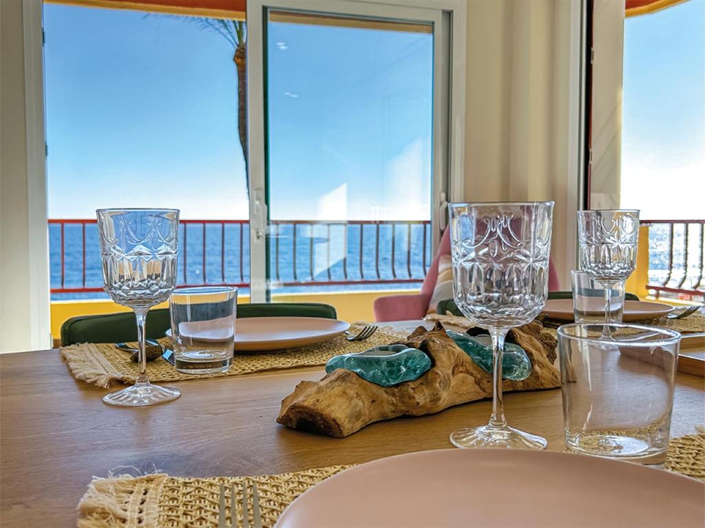 米哈斯科斯塔Beachfront apartment Mijas Costa - Marbella的一张桌子,上面有眼镜,享有海景