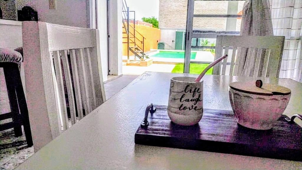 查斯科穆斯Arizona的阳台上的桌子上放着碗和杯子