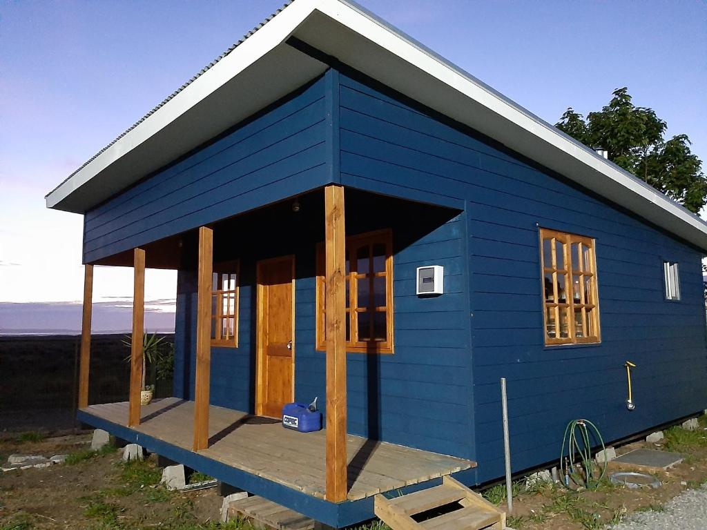 蒙特港Cabañas de Campo MARBAJA的蓝色的小房子,带门廊