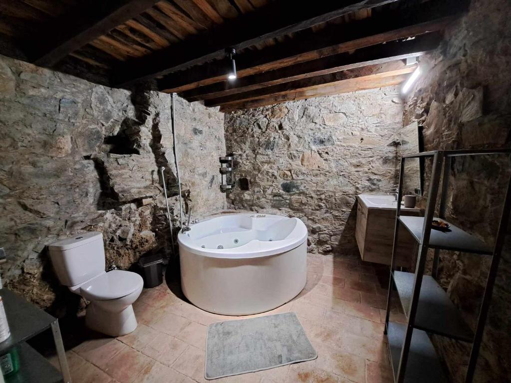 阿斯卡斯PITHARIA的带浴缸和卫生间的石质浴室