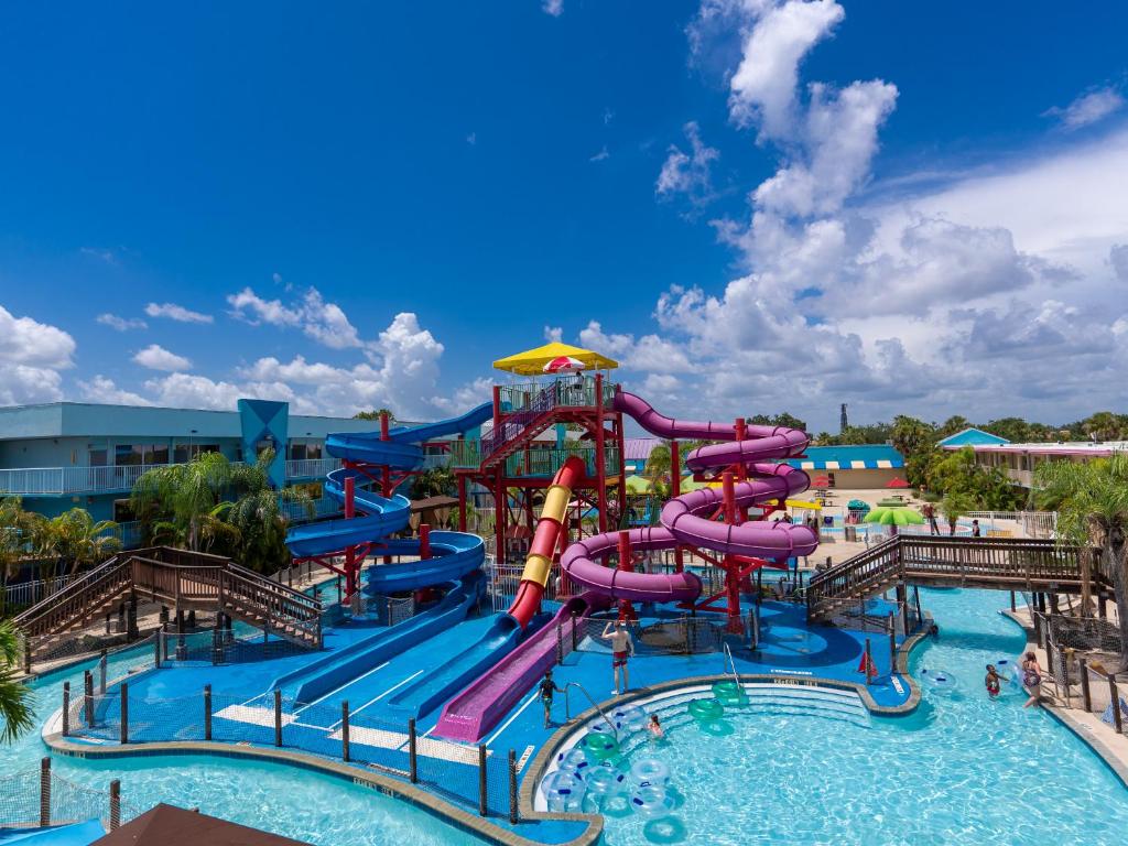 基西米火烈鸟水上乐园度假酒店的度假村的水上公园,带水滑梯