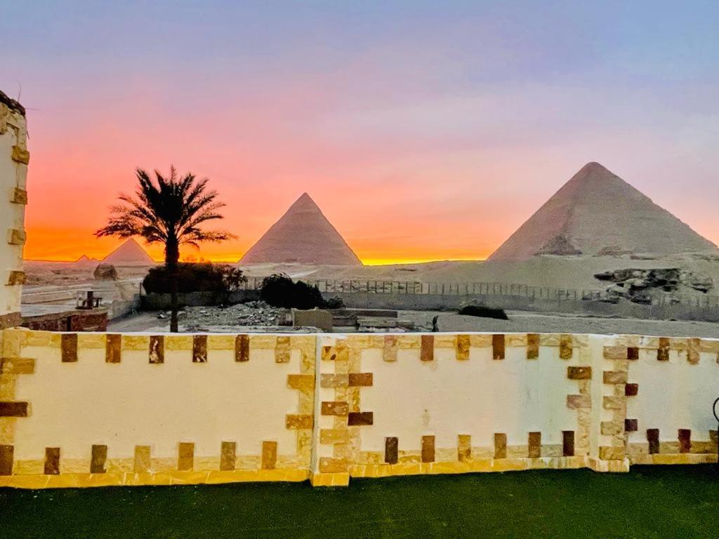 开罗White House Pyramids View的日落时分吉萨金字塔的景色