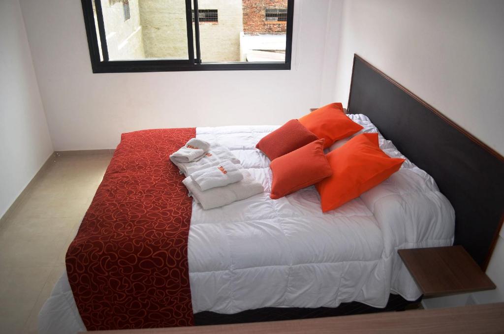 圣达菲House and Suite Premium的一张带橙色和白色枕头的床