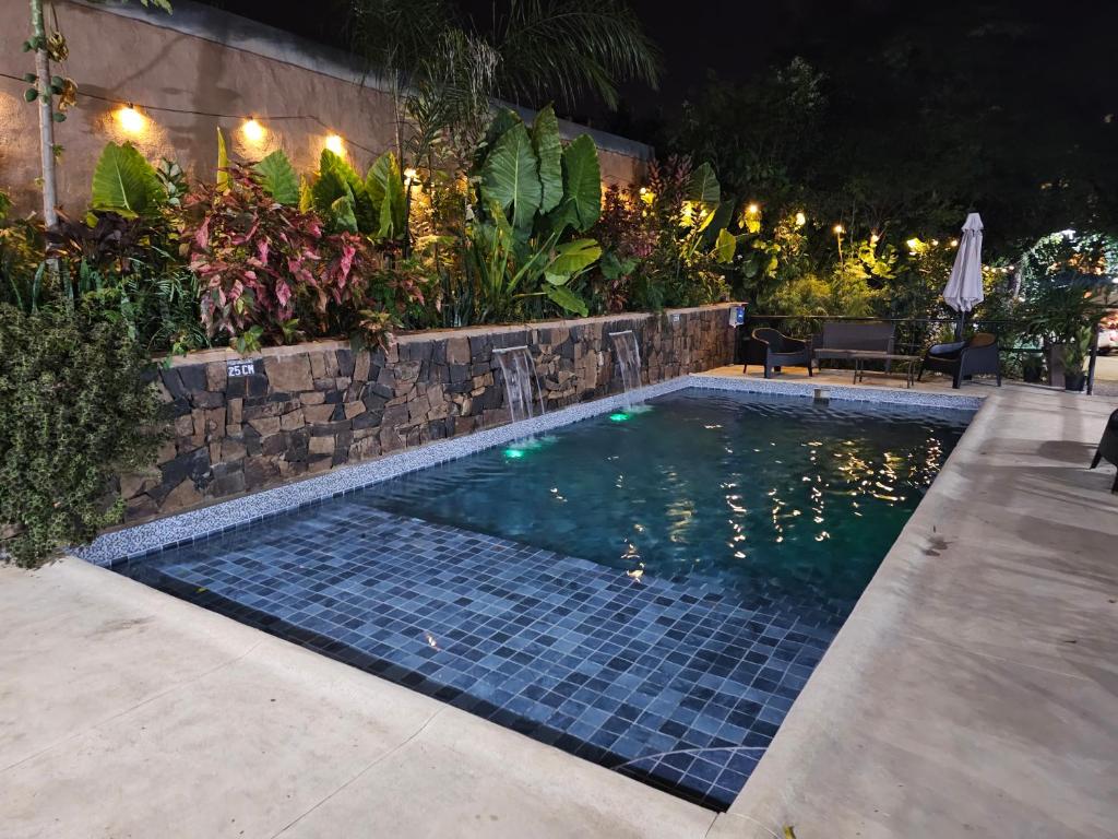 伊瓜苏港Charaí Lodge的后院的游泳池