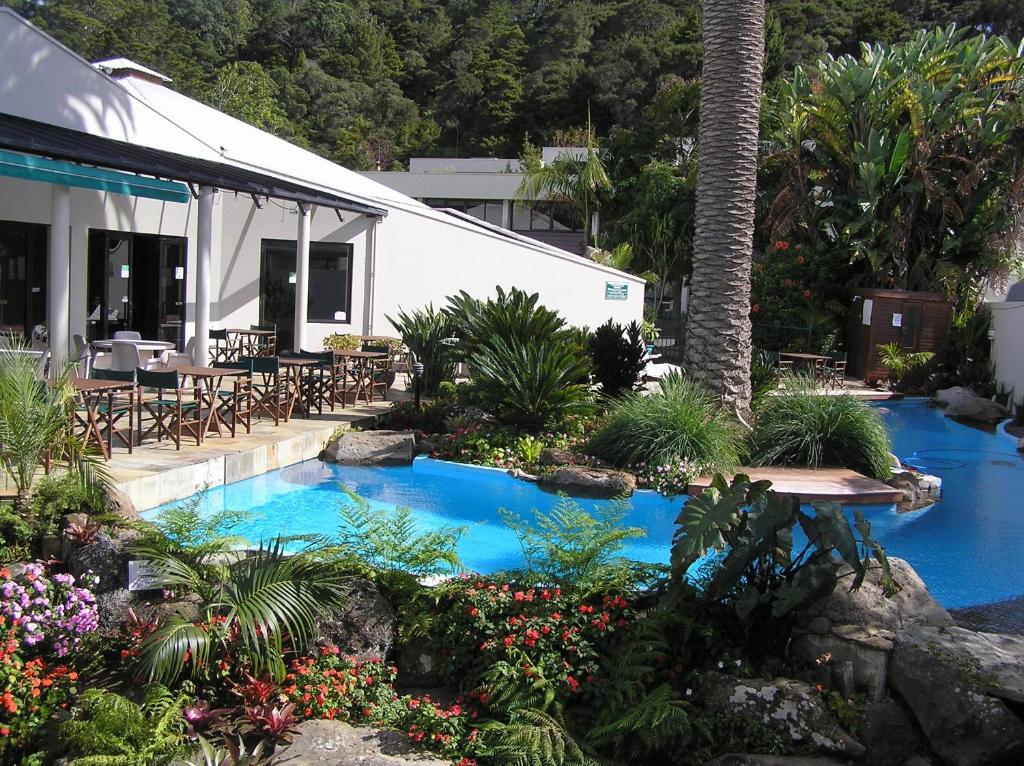 派西亚希亚太平洋度假酒店的花园中种有鲜花和植物的游泳池