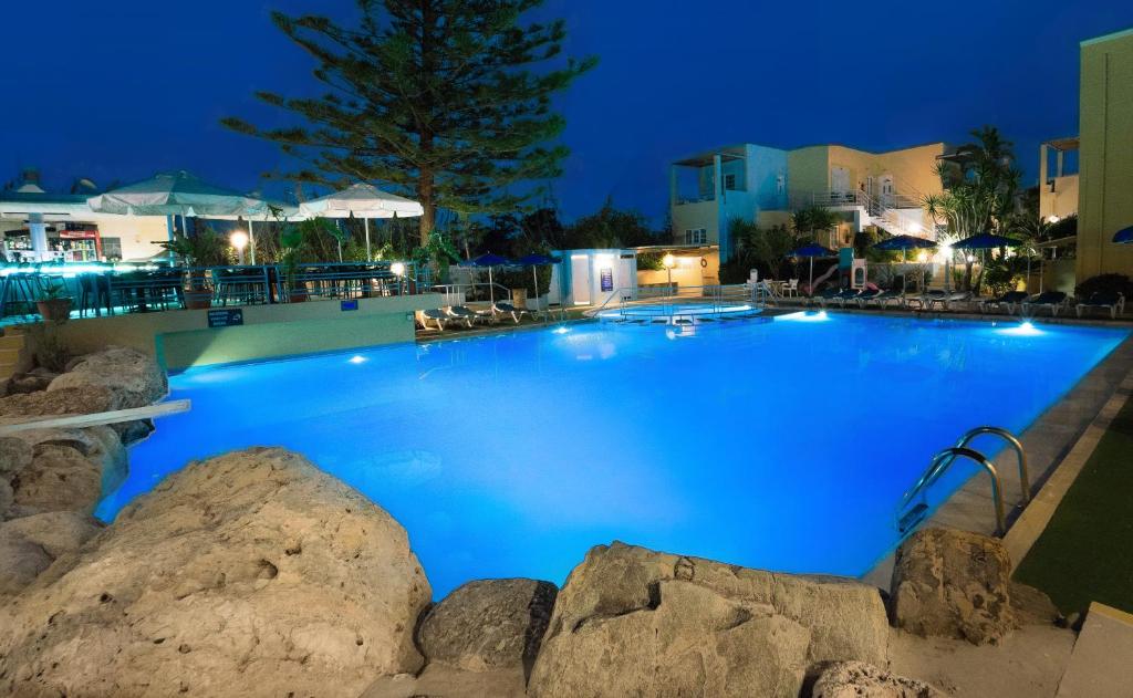 马莱迈富利酒店的夜间蓝色海水的大型游泳池