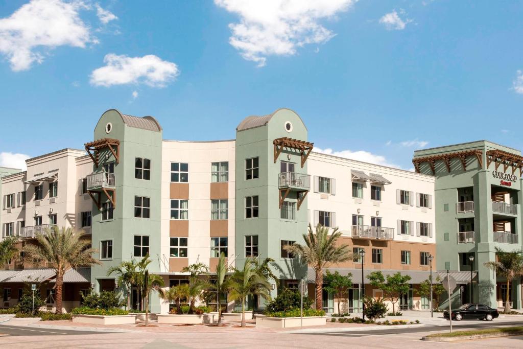 朱庇特朱庇特棕榈滩万怡酒店的一座棕榈树环绕的大建筑
